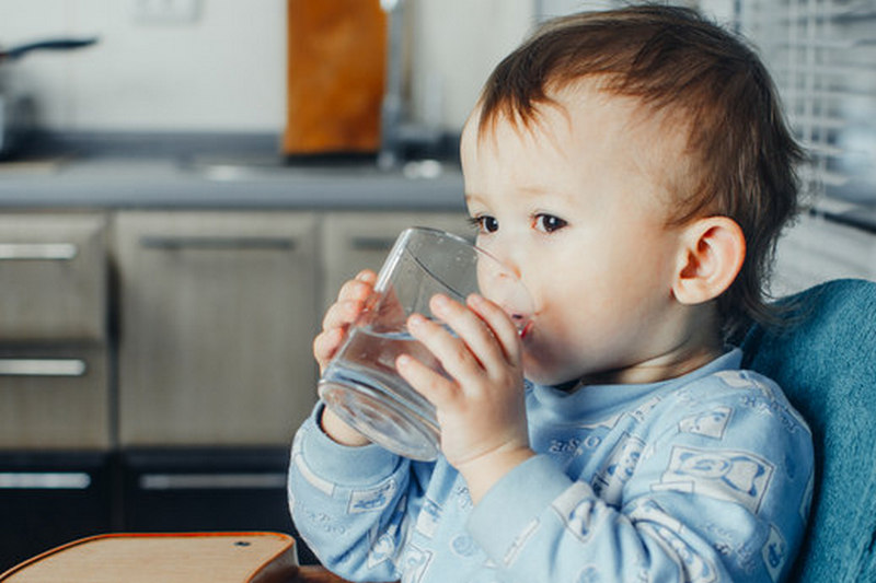 enfant boit dans une tasse