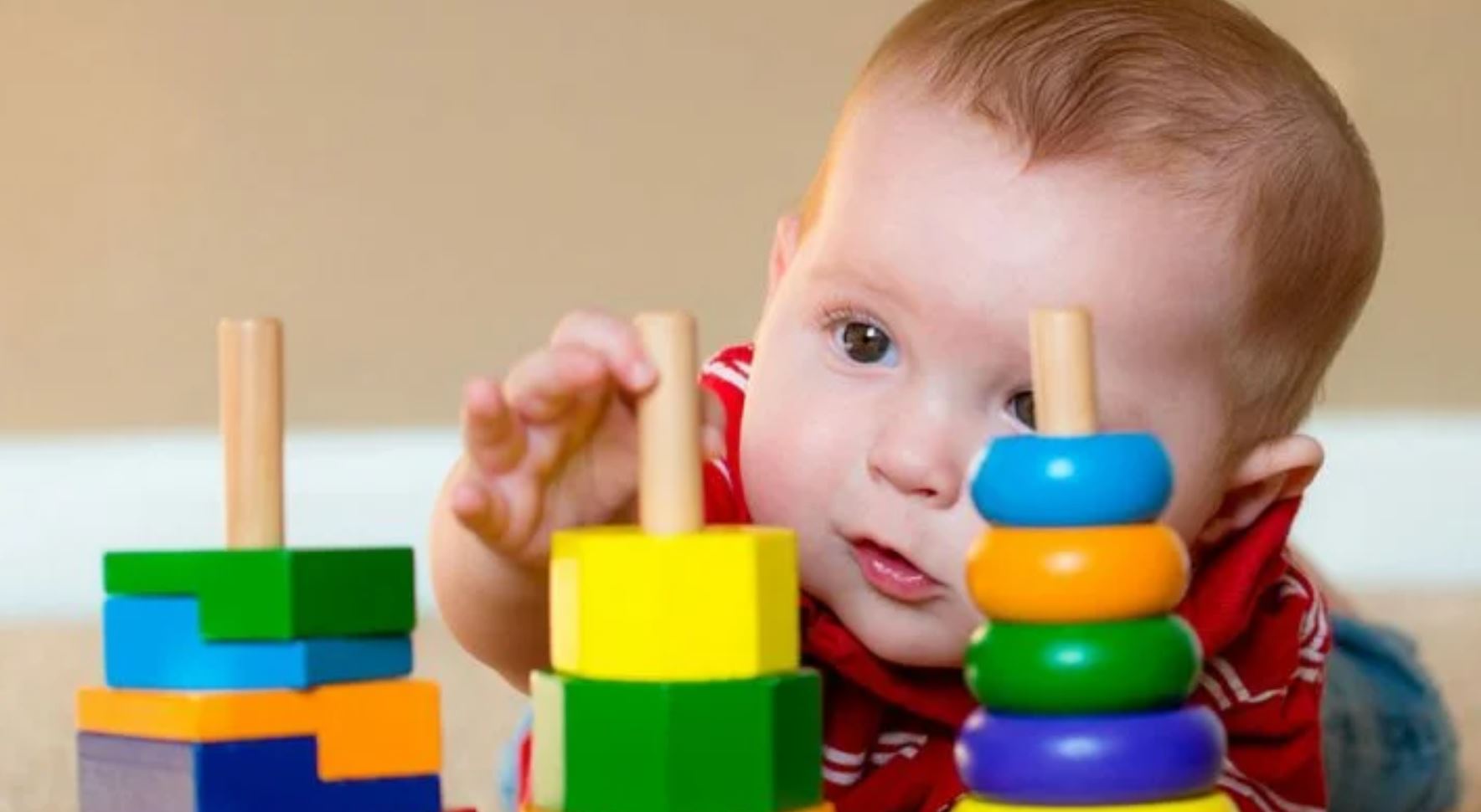 enfant recueille une pyramide