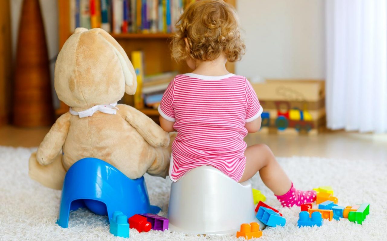 apprendre à bébé à marcher sur le pot