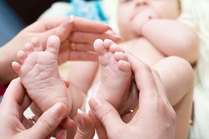 faire un massage des pieds pour l'enfant