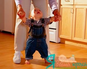 tenir le bébé par les mains et marcher avec lui