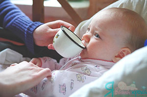 apprendre à boire dans une tasse