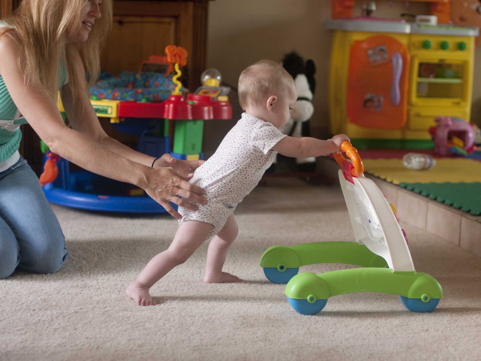 Bébé de 10 mois poussant un jouet