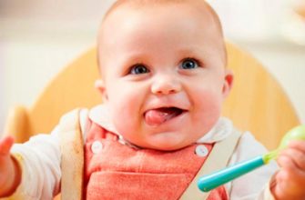 Comment apprendre à un enfant à manger avec une cuillère