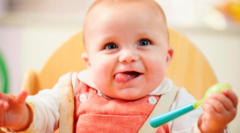 Comment apprendre à un enfant à manger avec une cuillère