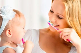 nous nettoyons les dents du bébé