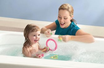 jouer avec un bébé dans la salle de bain