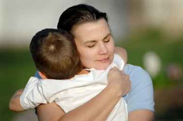 maman embrasse bébé