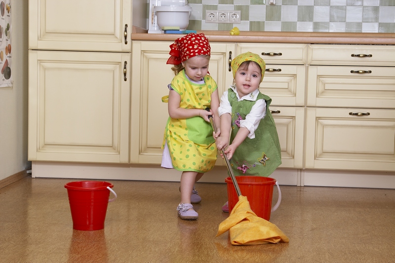 comment apprendre à un enfant à aider à la maison