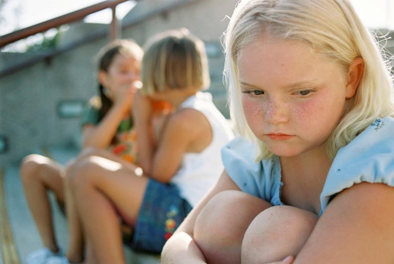 l'enfant n'est ami avec personne