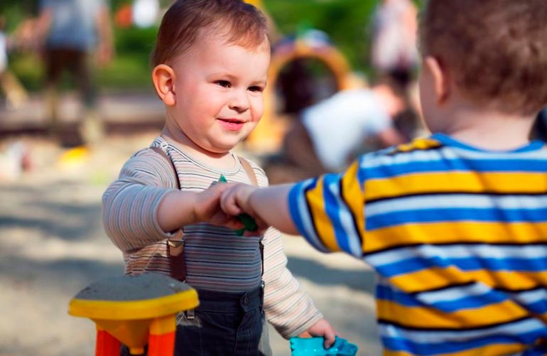 conflits entre enfants dans la cour de récréation