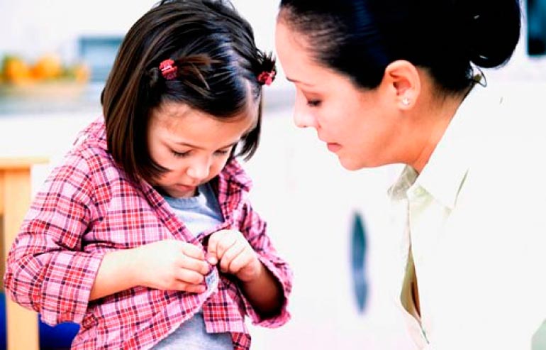 apprendre à bébé à s'habiller