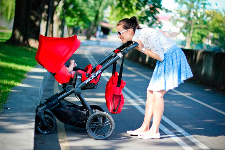 marche avec un enfant dans la chaleur