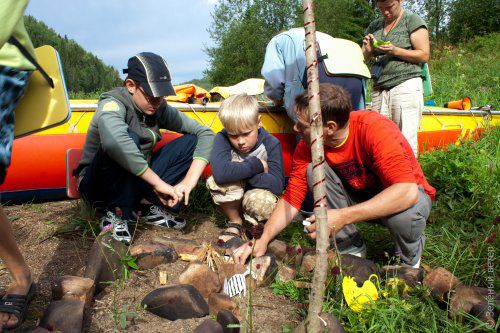 avec un enfant en camping