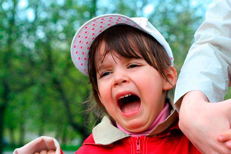 les parents manipulent l'enfant