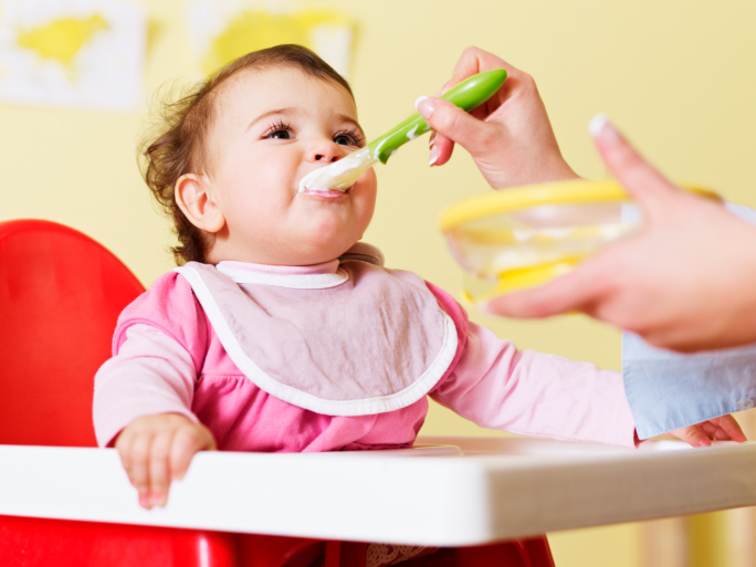 mère nourrit son bébé