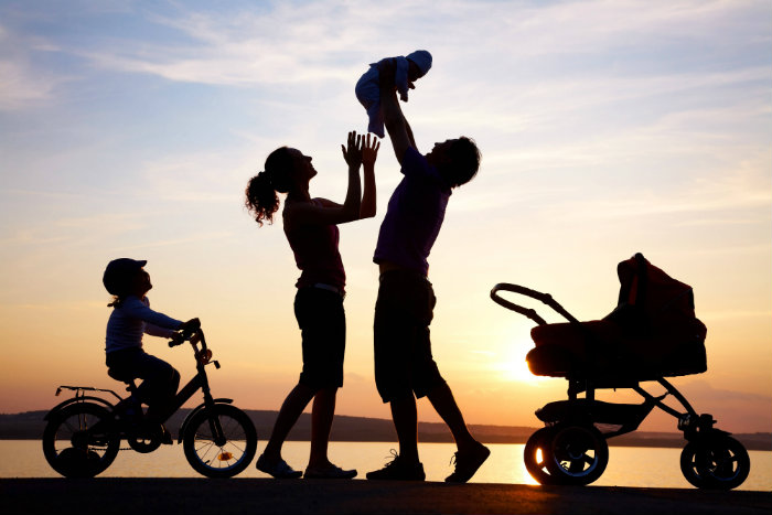 silhouette de famille heureuse