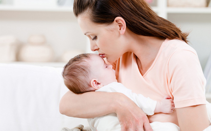 bébé dans les bras de maman