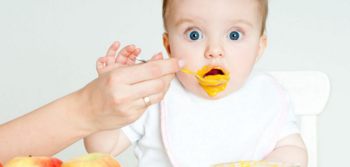 nourrir un bébé