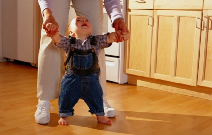 apprendre à marcher à un enfant