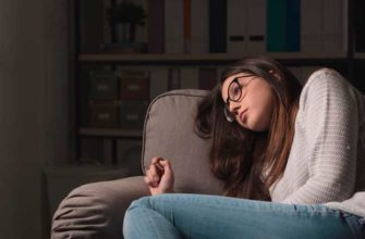 Lassé de rester à la maison avec un petit enfant