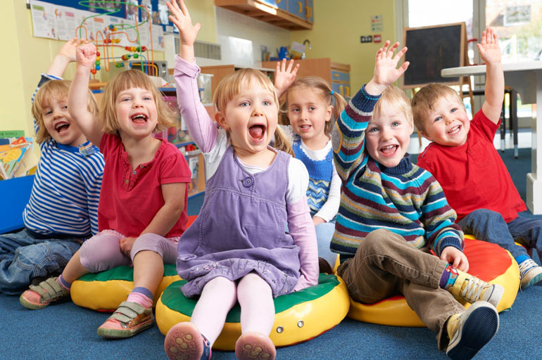 enfants à la maternelle