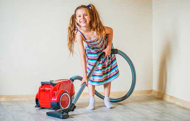 enfant avec un aspirateur