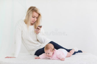 maman est assise au téléphone