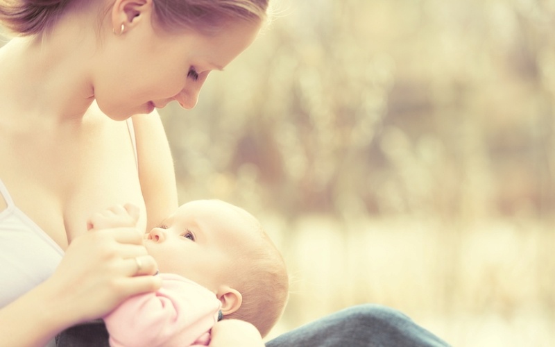 nourrir le bébé à la demande