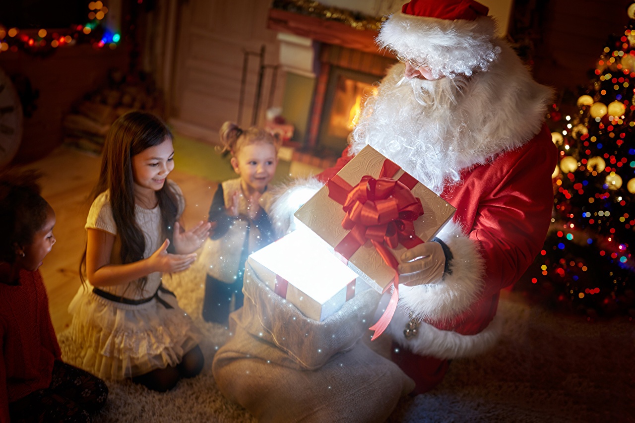 Le père Noël donne des cadeaux