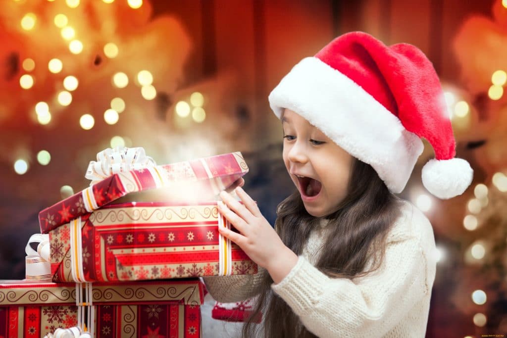 l'enfant a reçu un cadeau pour la nouvelle année