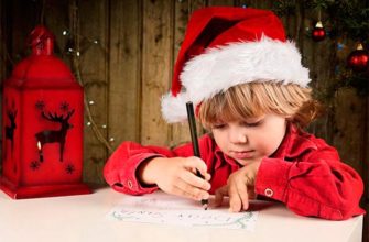 l'enfant attend un cadeau pour la nouvelle année