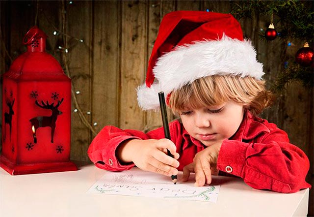 l'enfant attend un cadeau pour la nouvelle année