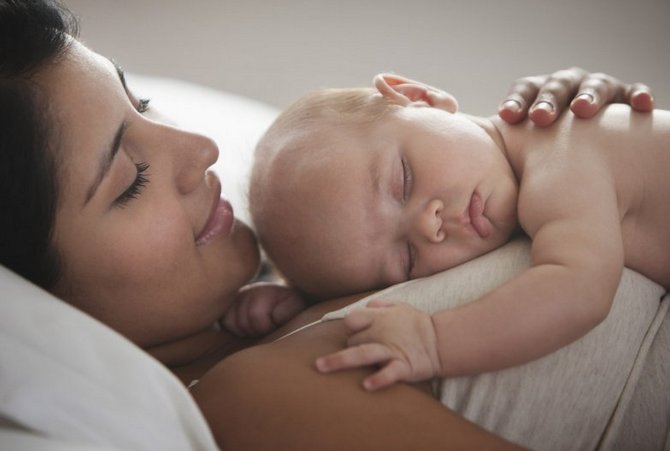 maman heureuse avec un nouveau-né