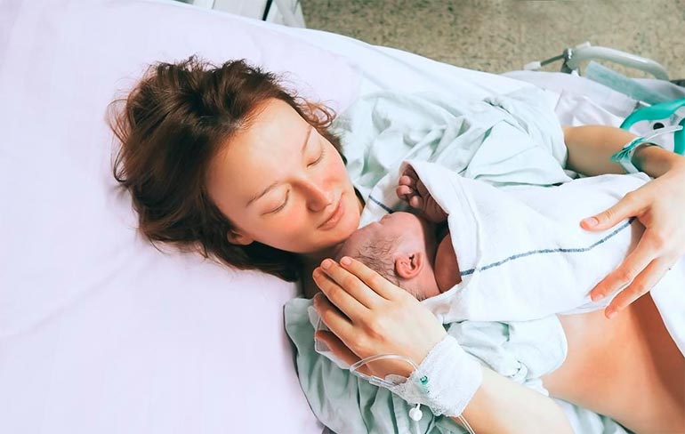 mère avec bébé après l'accouchement