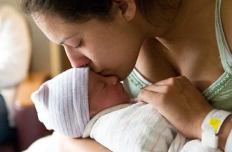 mère avec bébé à la maternité