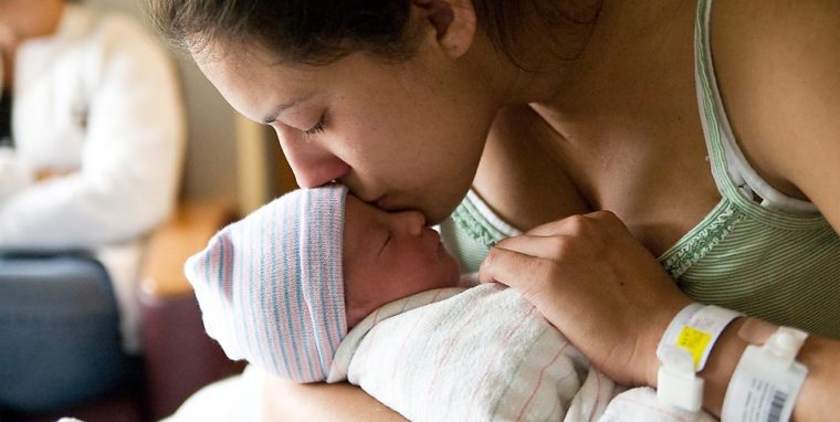 mère avec bébé à la maternité