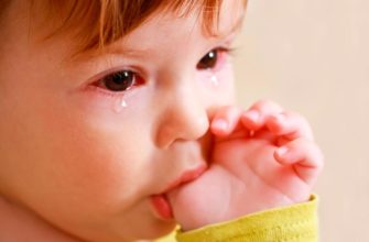 le bébé est en train de pleurer