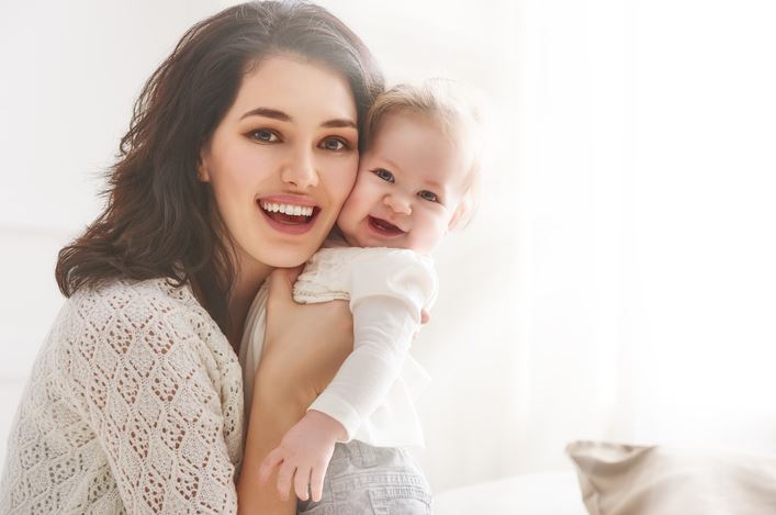 maman et bébé heureux