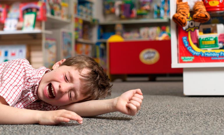 enfant fait une crise de colère