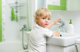 sécurité bébé dans la salle de bain