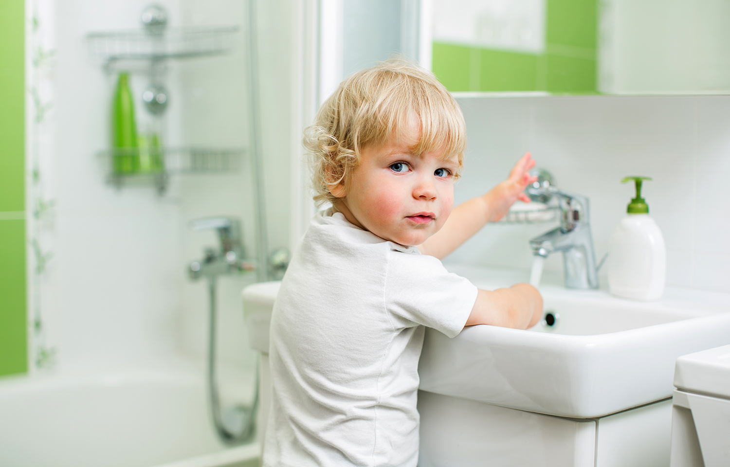 sécurité bébé dans la salle de bain