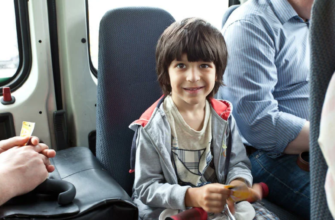 les enfants des transports publics doivent s'asseoir