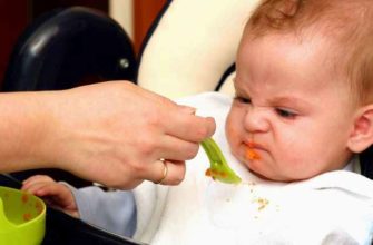 Le moment est venu d'introduire des céréales et de la purée de pommes de terre dans l'alimentation. Mais le bébé a catégoriquement refusé d'essayer de nouveaux aliments. Ma fille a pleuré, craché et agité les mains. J'ai eu un choix difficile: la forcer à manger par la force ou ne pas écouter qui que ce soit et continuer à allaiter? Aujourd'hui, je partagerai l'amère expérience de l'introduction de la première alimentation.