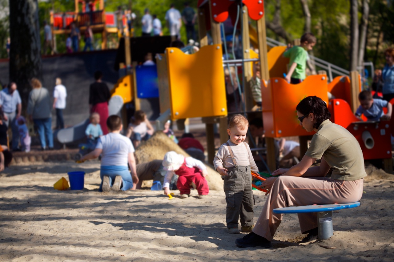 enfant sur l'aire de jeux