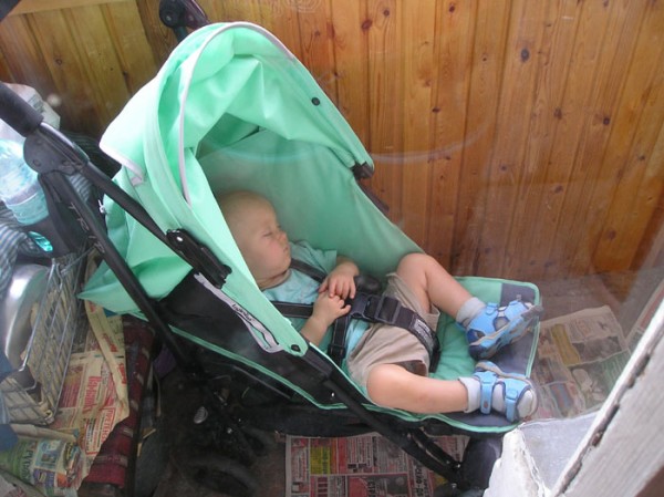 dormir bébé sur le balcon