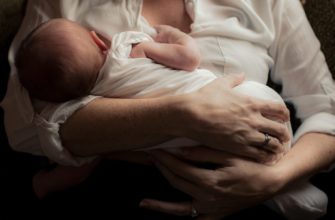 la mère nourrit le bébé