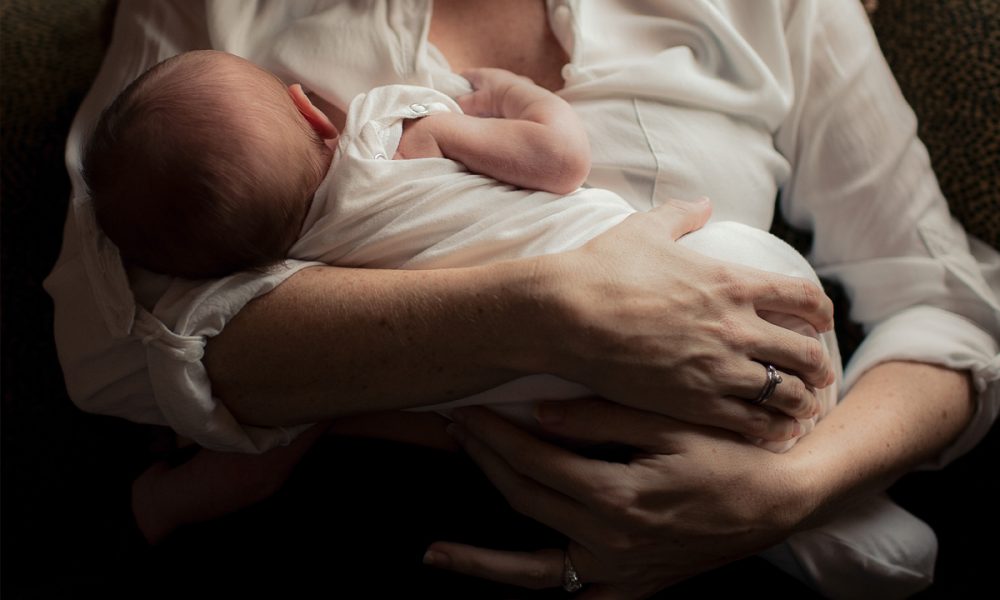 la mère nourrit le bébé