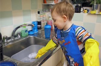 l'enfant aide à la maison