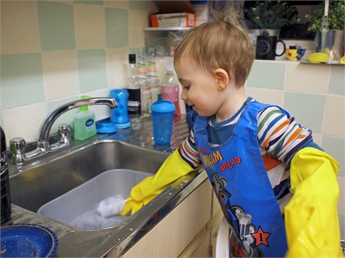 l'enfant aide à la maison